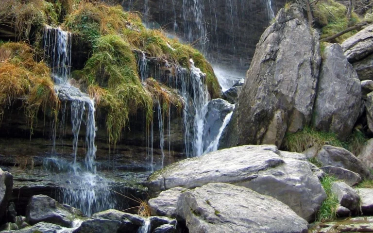 La cascada más alta de España, escalofriante y bellísima para visitar el puente de mayo