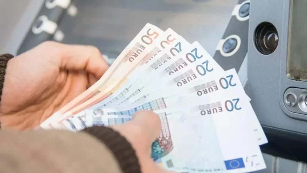 Los funcionarios celebran el Día del Trabajador con un minúsculo incremento de sueldo 1 La espera por el aumento salarial: ¿Cómo afecta el retraso en la implementación del incremento acordado?