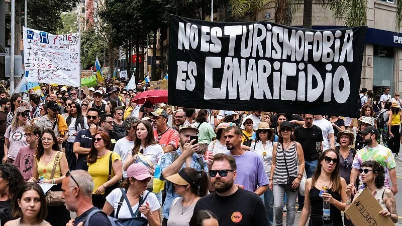 El peligro latente del turismo masivo amenaza el encanto de Canarias 2 La voz del pueblo: manifestaciones históricas contra el turismo descontrolado