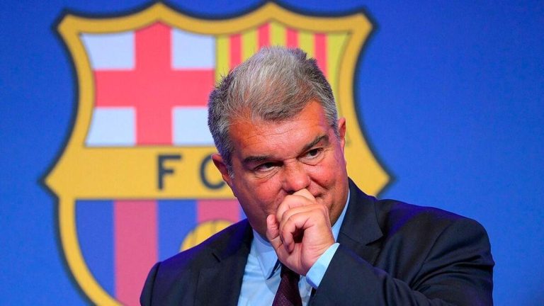 Laporta pierde los papeles con Xavi Hernández: la maniobra más rastrera Laporta pierde los papeles con Xavi Hernández: la maniobra más rastrera