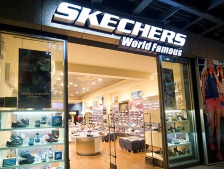 Estas cómodas zapatillas de Skechers te valen también como botas de lluvia