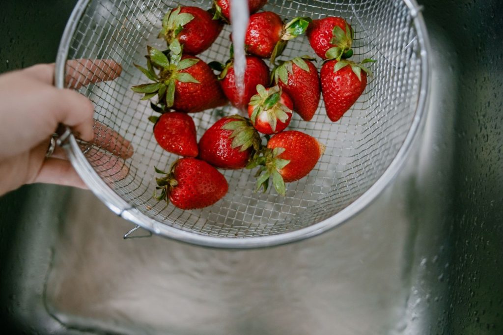 ¡Lo haces mal! Así se tiene que lavar las fresas, lo dice la OCU 4 La polémica en torno a las fresas: ¿cómo lavarlas correctamente?