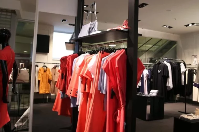 Lefties tiene 8 vestidos para llevar con zapatillas para un look infalible