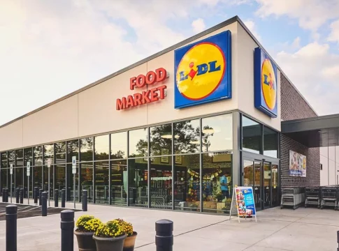 Lidl aprovecha el poco espacio de tu cocina con una versátil estantería sin taladros Lidl aprovecha el poco espacio de tu cocina con una versátil estantería sin taladros
