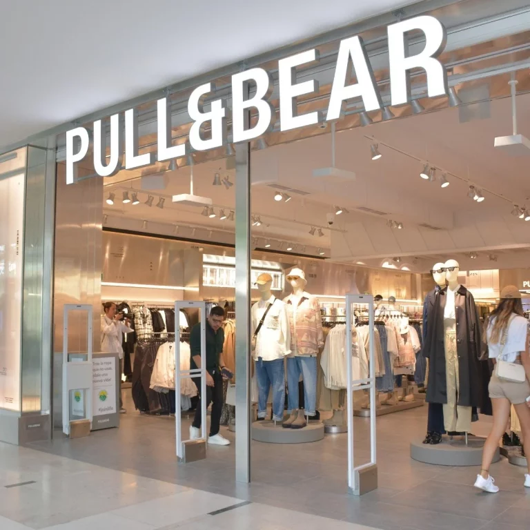 Pantalón estampado, bolso calado y otras novedades de Pull&Bear para arrasar con tu look veraniego