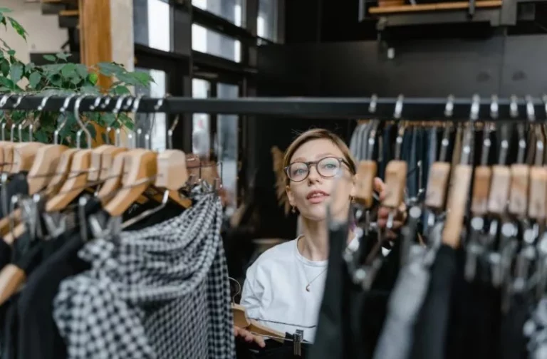 Los pantalones negros efecto mojado de Primark que ha copiado Pepco son baratos y cómodos