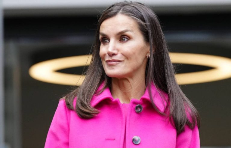 Mango tiene barata la imitación del abrigo de entretiempo de la reina Letizia