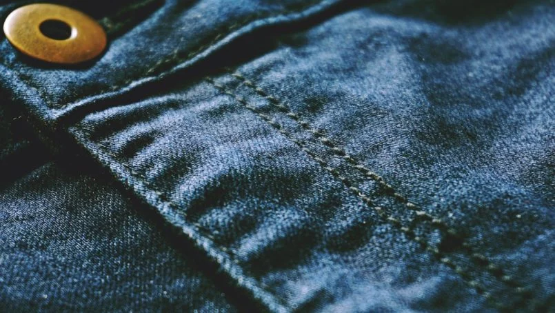 Mango y Stradivarius tienen los pantalones vaqueros para lucir piernas más largas