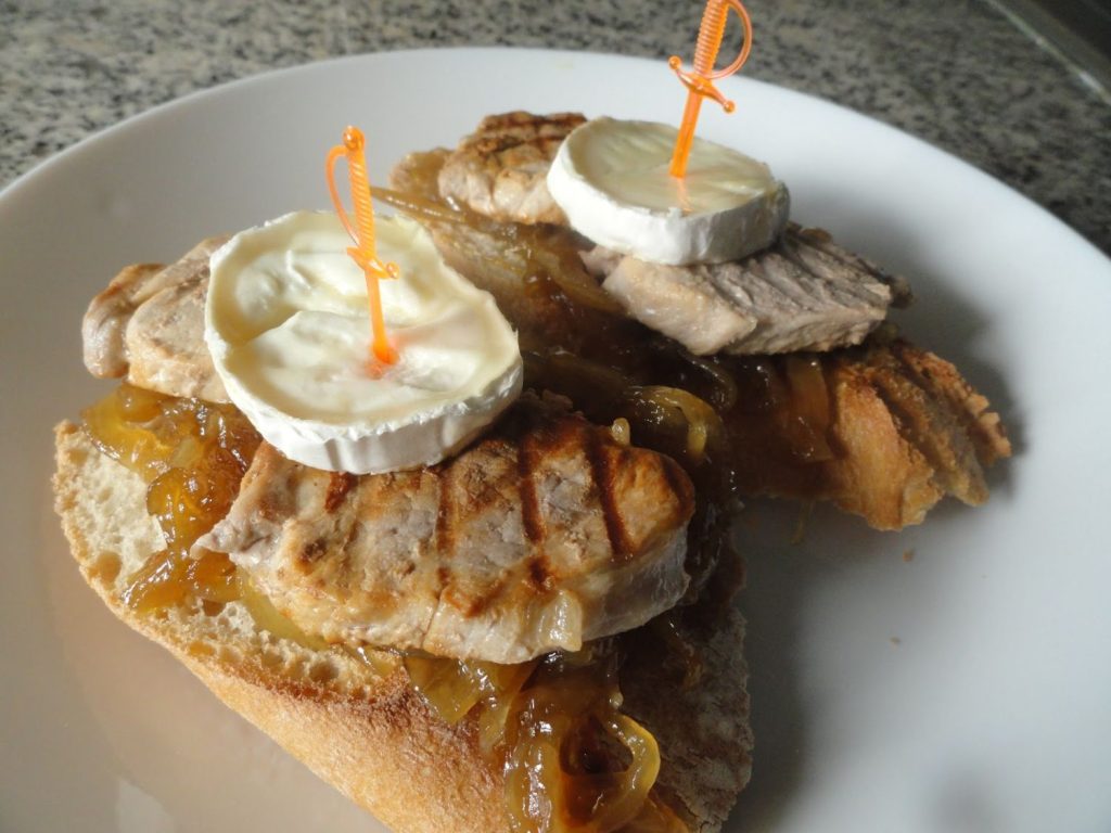 Montadito de solomillo con queso de cabra y cebolla caramelizada
