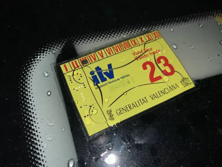 Aviso de Guardia Civil y DGT sobre la pegatina de la ITV: ¡12.000 euros de multa!