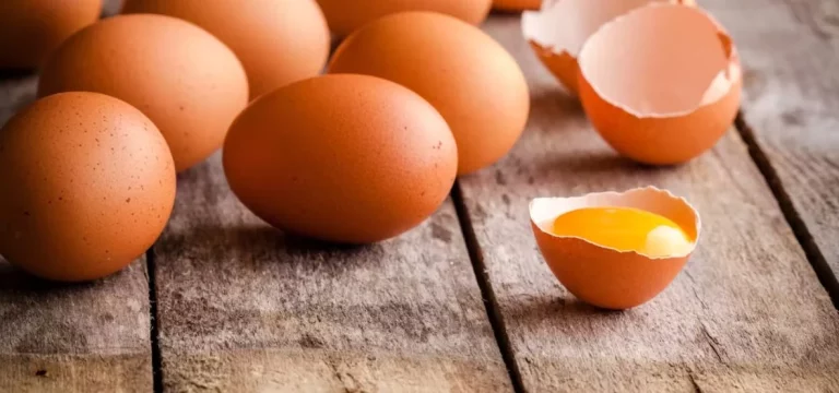 Por qué no debes cascar un huevo en la encimera o en el plato al cocinar