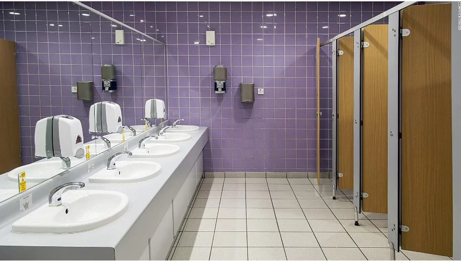 Puedes coger una infección por sentarte en baños públicos o es un mito