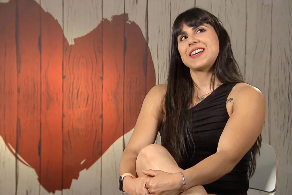 Una soltera la lía en 'First Dates' con su teoría sobre los extraterrestres