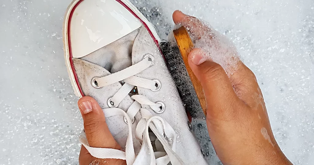 Cómo mantener tus zapatillas blancas impecables con este remedio casero 1 Las zapatillas y su limpieza pueden ser una odisea
