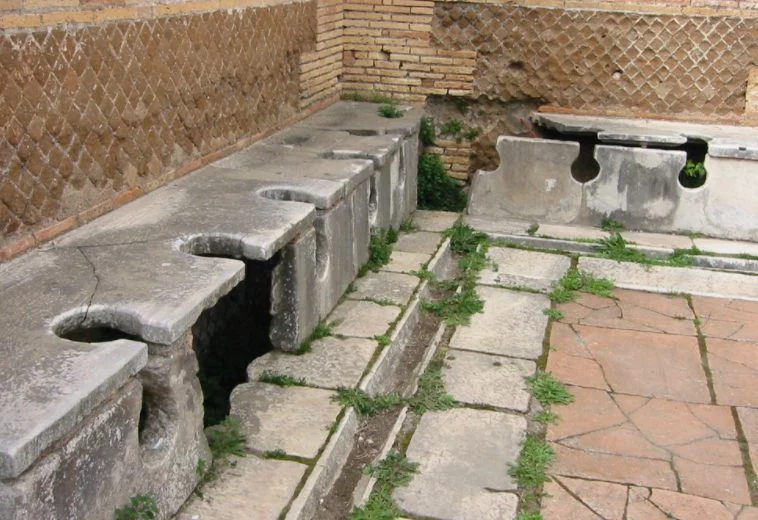 El truco que usaban en la Antigua Roma para limpiarse en el baño mejor que el papel higiénico