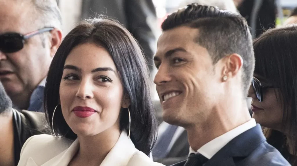 Machacan a Cristiano Ronaldo por aparecer así en una cena romántica con Georgina Rodríguez 19 Un posible hábito de ansiedad