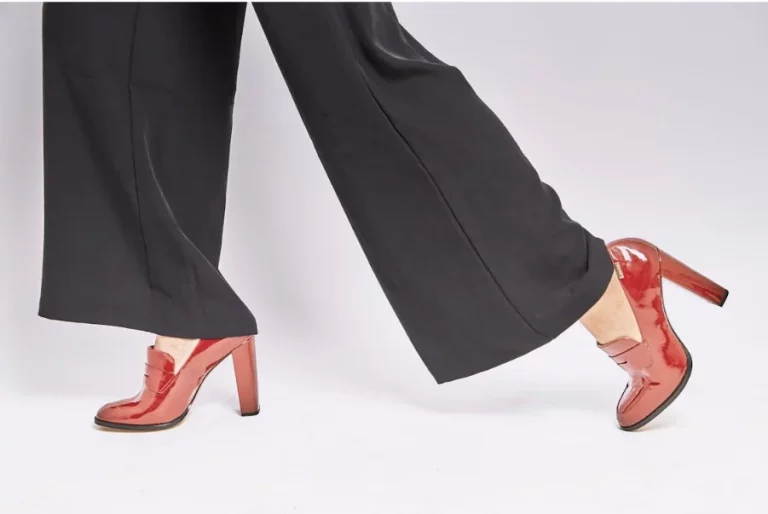 Zara y Pull&Bear compiten con los mejores pantalones para las chicas bajitas