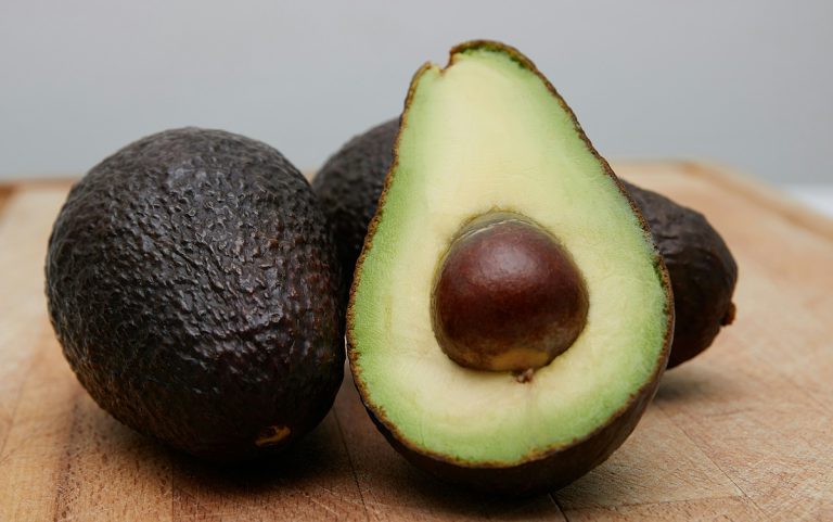 El alimento que refresca, hidrata y nutre en verano: el aguacate, mucho más que una moda saludable