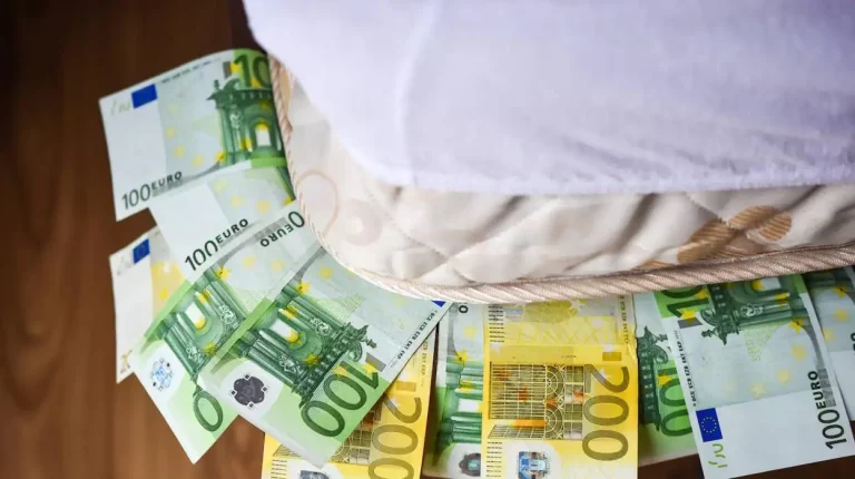 Cuánto dinero se puede tener en casa en efectivo