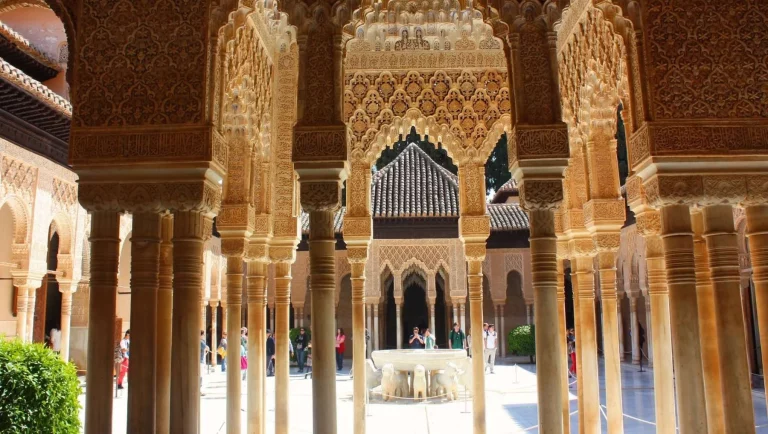 Alhambra de Granada: Un palacio y fortaleza que evoca la grandeza del Reino Nazarí