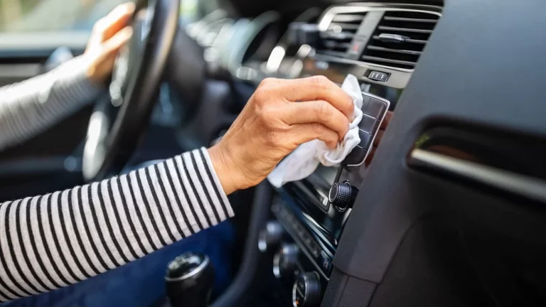 5 trucos para limpiar el interior de tu coche correctamente en casa