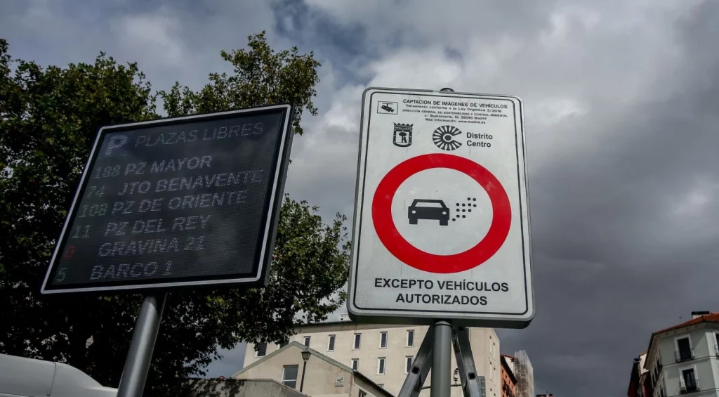 La nueva señal de la DGT vuelve locos a los conductores: qué significa y qué multa te ponen 2 Zonas de Bajas Emisiones: un aire más limpio en las ciudades