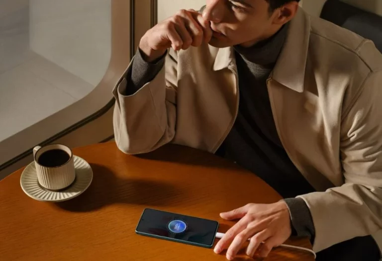 La batería y la durabilidad son los aspectos más valorados por el 98% los españoles cuando eligen un móvil, según un informe de OPPO