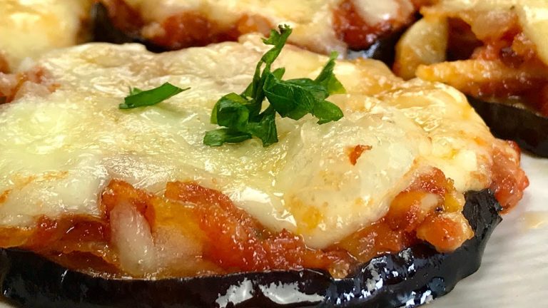 Berenjenas gratinadas con queso y tomate, una receta lista en 10 minutos en freidora de aire