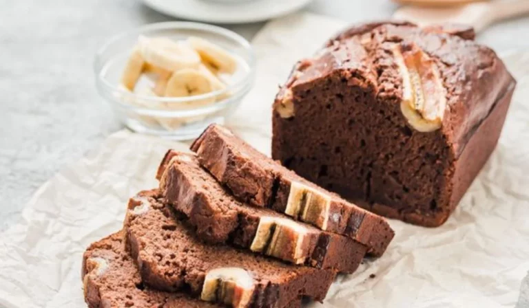 Bizcocho de yogur, plátano y chocolate, receta rápida de un postre buenísimo