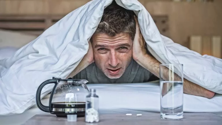 El secreto para calmar la resaca si bebimos copas de más