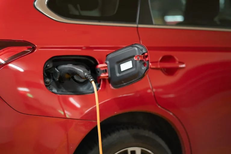 UE y China prevén charlas para resolver disputa por el coche eléctrico