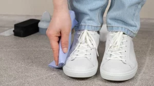 Cómo limpiar las zapatillas blancas y amarillentas con ingredientes caseros (y que vuelvan a estar como nuevas)