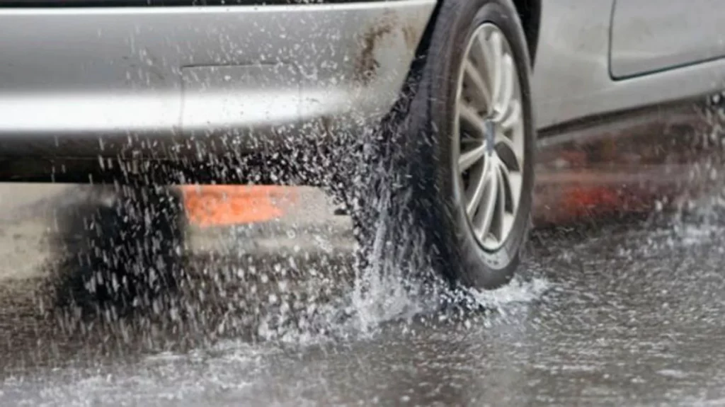 Tu coche puede andar de forma segura incluso bajo la lluvia 