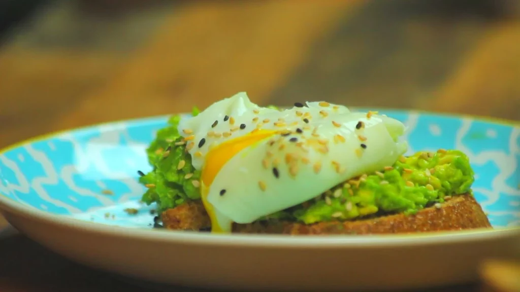 con aguacate y huevo poche landscapeThumbnail en US