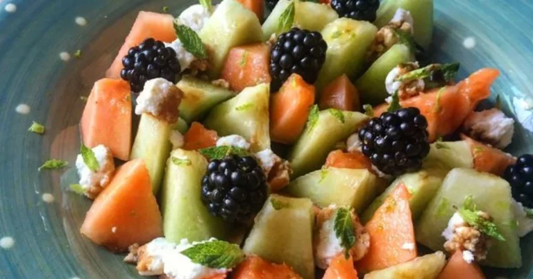 Disfruta al sol de esta ensalada de melón y moras que está más buena de lo que piensas