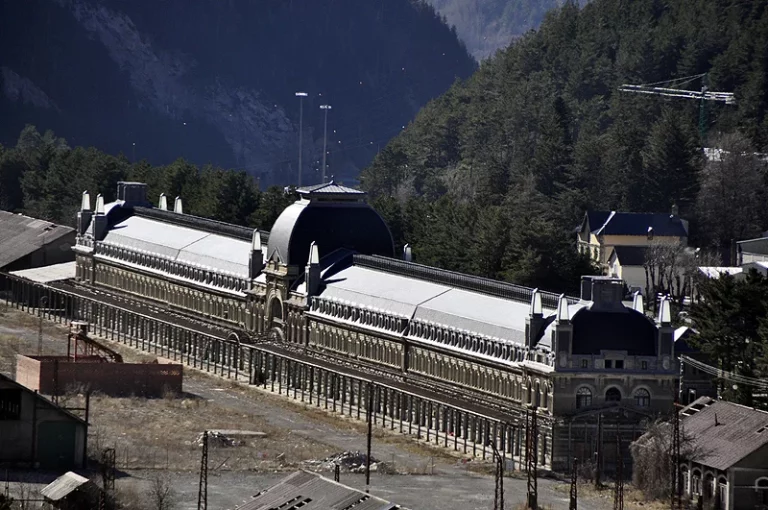 Descubre Canfranc: La estación de tren abandonada que se quedó atrapada en los 70