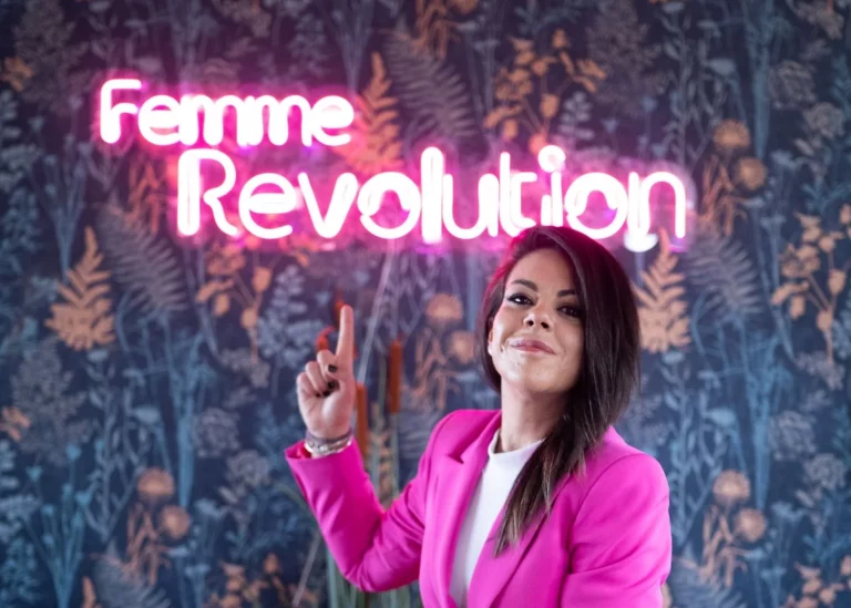 La 'influencer' de finanzas y autora Laura Encina lanza “Femme Revolution”, el único Podcast donde las mujeres cambian las reglas del juego