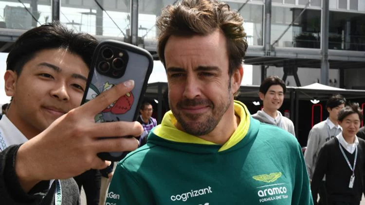 Fernando Alonso Aston Martin vía libre