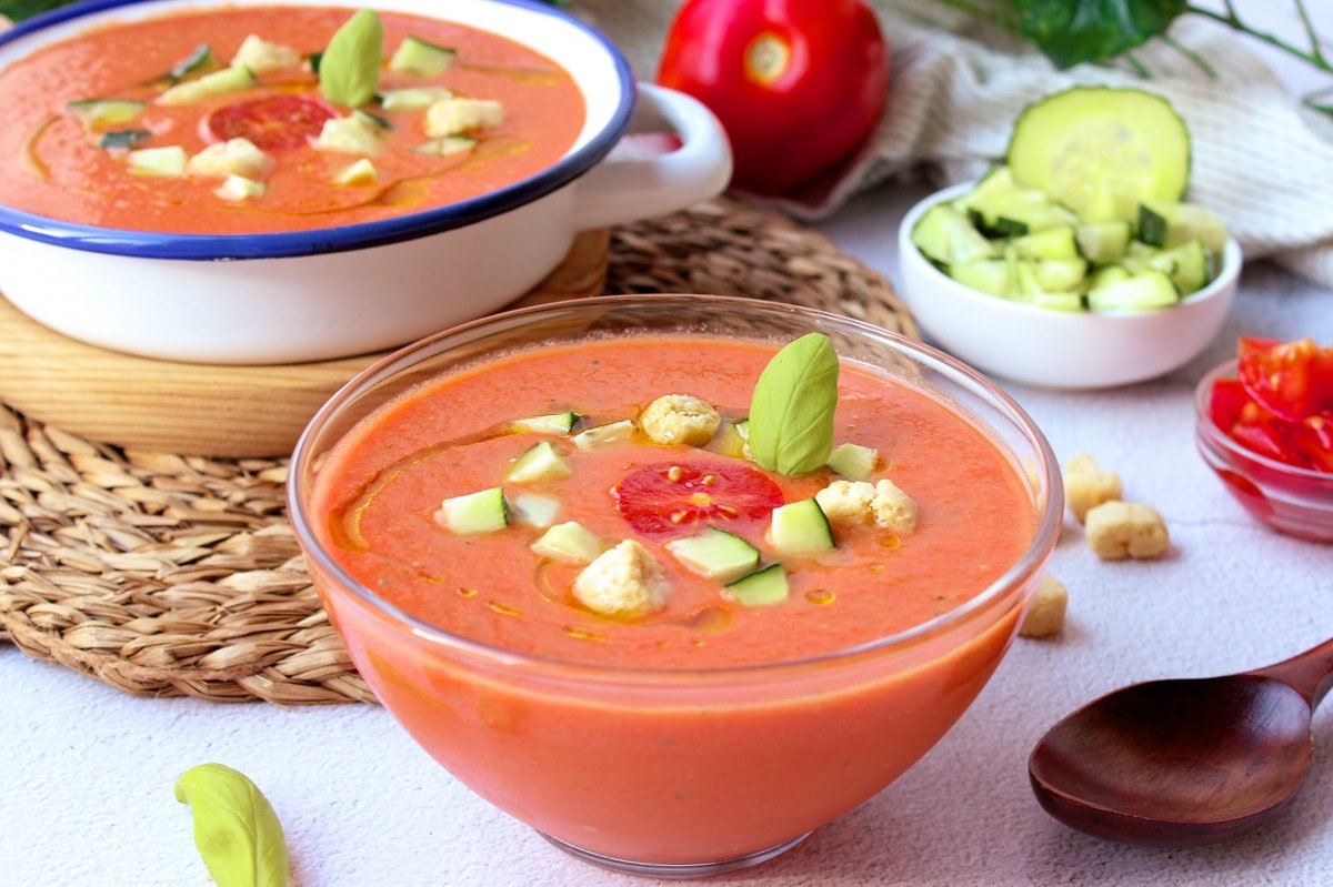 gazpacho-casero Cómo hacer gazpacho en casa: 3 opciones frescas y saludables para este verano