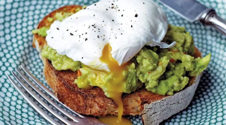 Cómo hacer una tostada de aguacate y huevo poché o escalfado al estilo VIPS para el desayuno