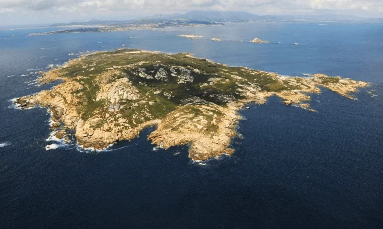 La isla española que The Sun aplaude por sus playas y leyendas de piratas