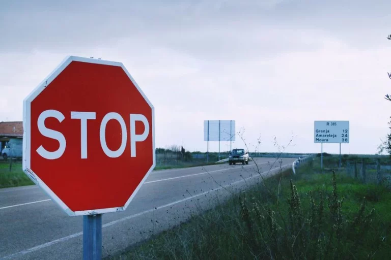 La DGT tiende una trampa a quienes hacen los stop como cedas