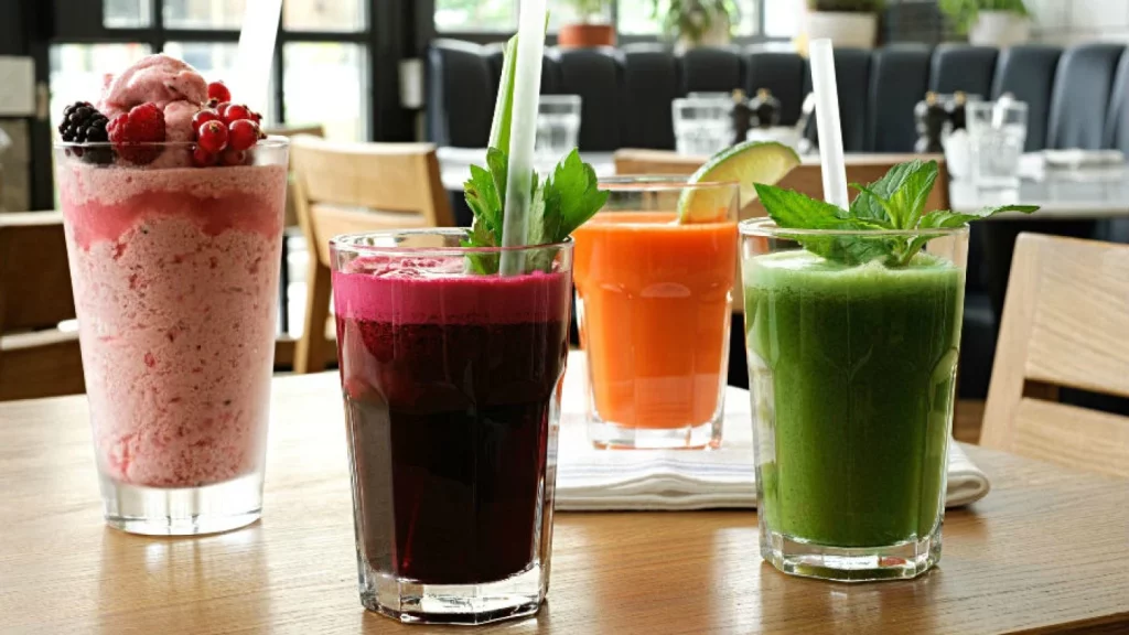 Sopas frías, jugos y smoothies: líquidos que también nutren