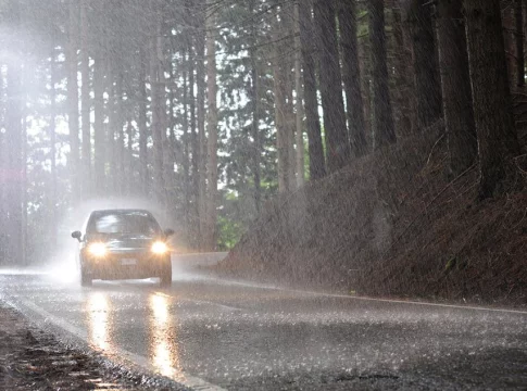 lluvia Lluvia en la carretera
