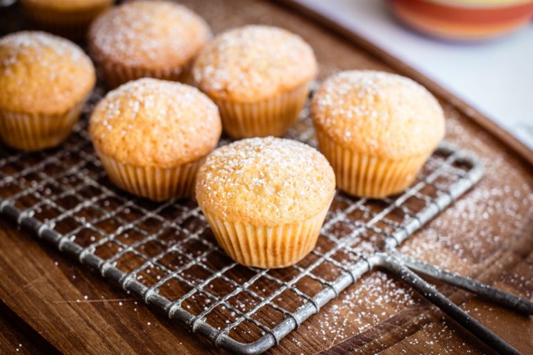 Receta casera de las magdalenas rellenas de crema más esponjosas que existen