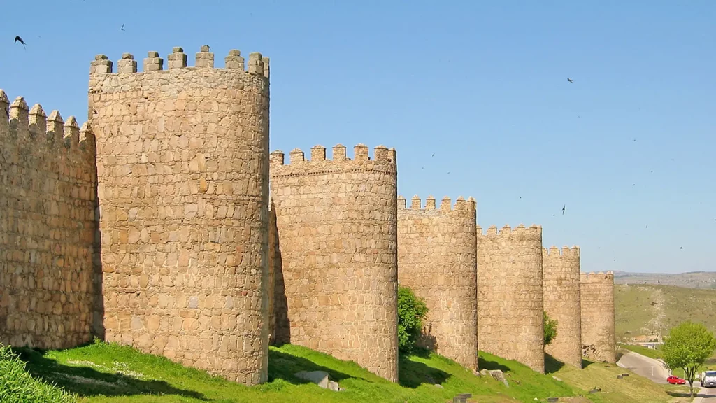 Estas son las 3 ciudades más baratas para vivir en España, según TikTok viral 3 Murallas de Ávila: Sumérgete en un paseo por la historia medieval de España