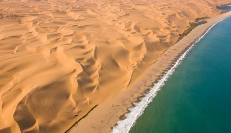 Existe un lugar impresionante donde el desierto se besa con el mar y la gente tiene la piel roja