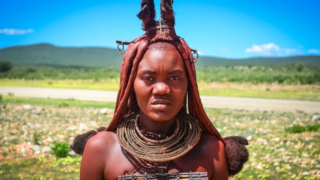 Existe un lugar impresionante donde el desierto se besa con el mar y la gente tiene la piel roja 36 namibia tribu