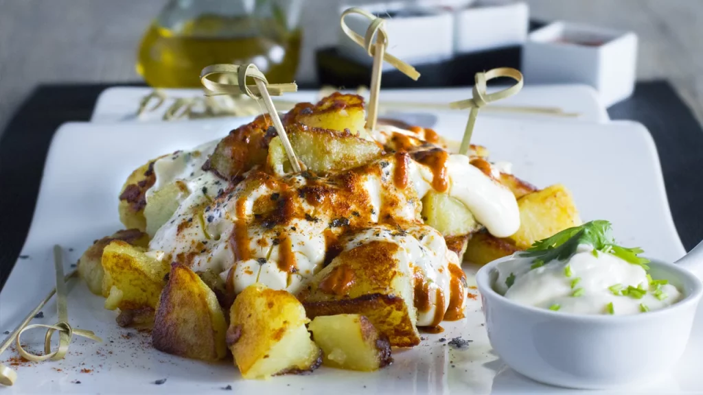 patatas bravas con alioli