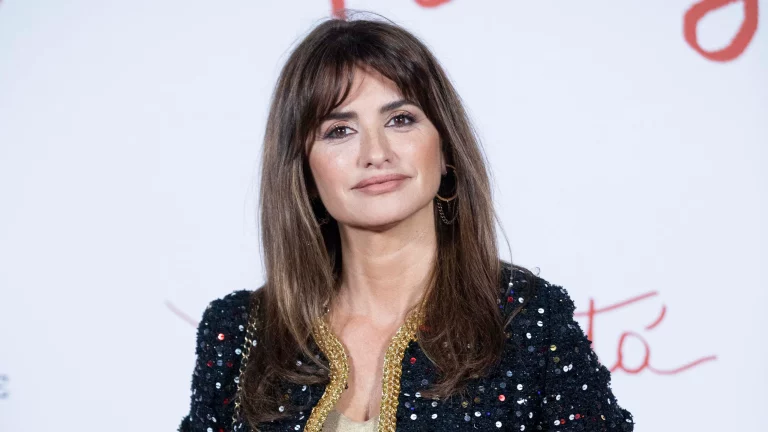 El misterio de Penélope Cruz: De casarse en secreto en una isla a verse fabulosa a sus 49 años